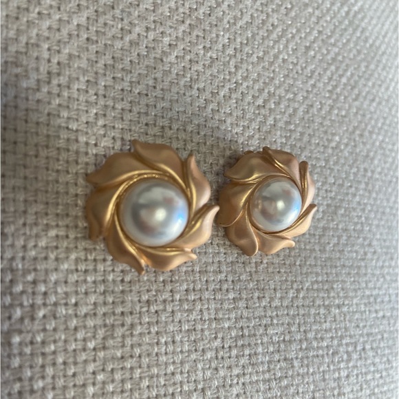 Pearl and gold flower earrings - Picture 2 of 3